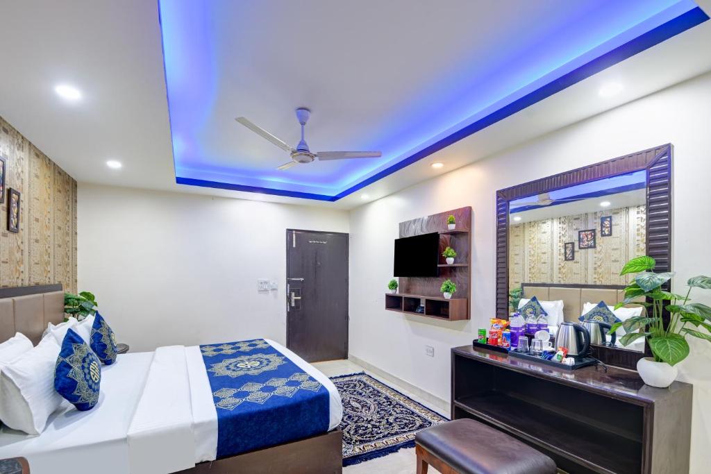 1 dormitorio con cama, espejo y TV en Hotel Royal Residency At Near By International Airport, en Nueva Delhi