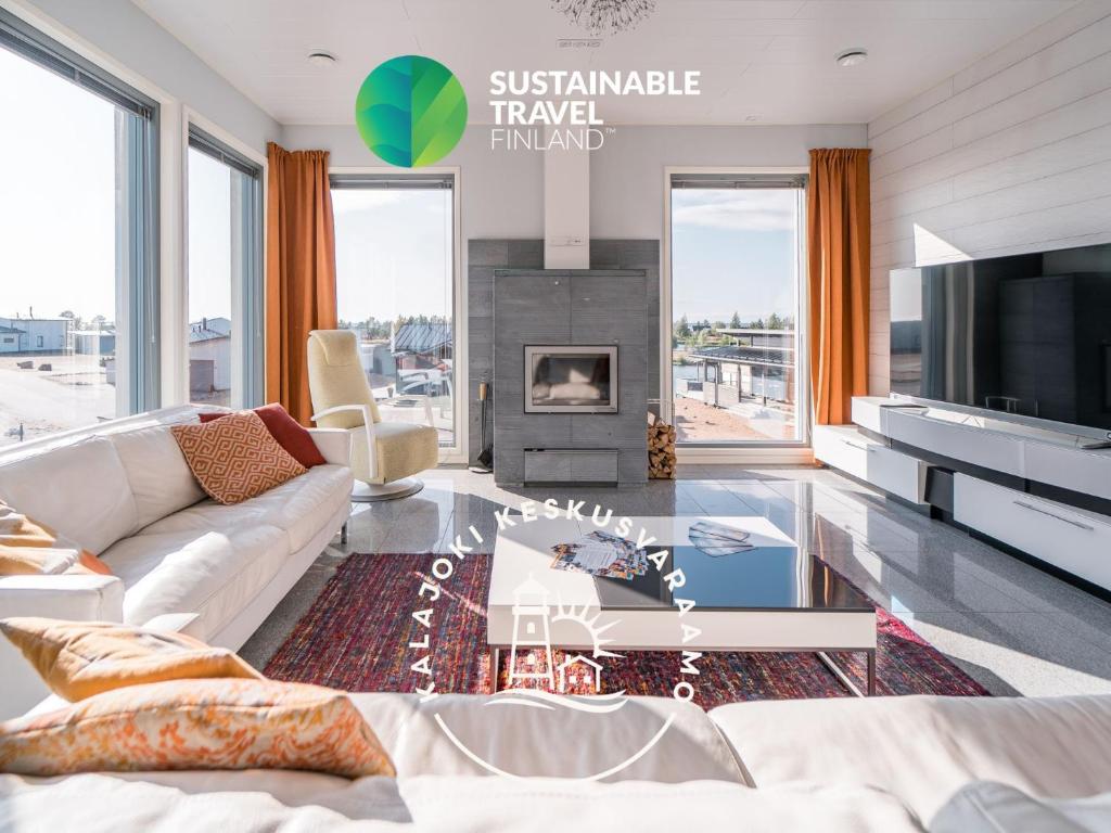 un soggiorno con divano e camino di Aurinkorinne 10 a Kalajoki