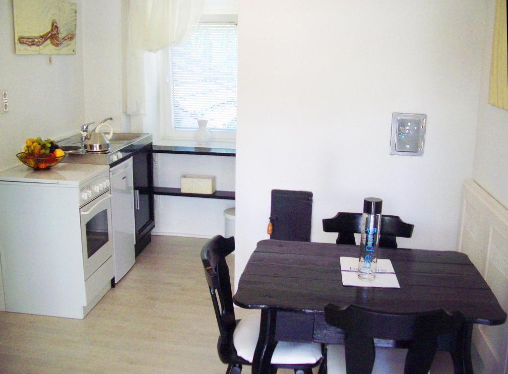 Kuchyňa alebo kuchynka v ubytovaní Ferienhaus BLACK & WHITE