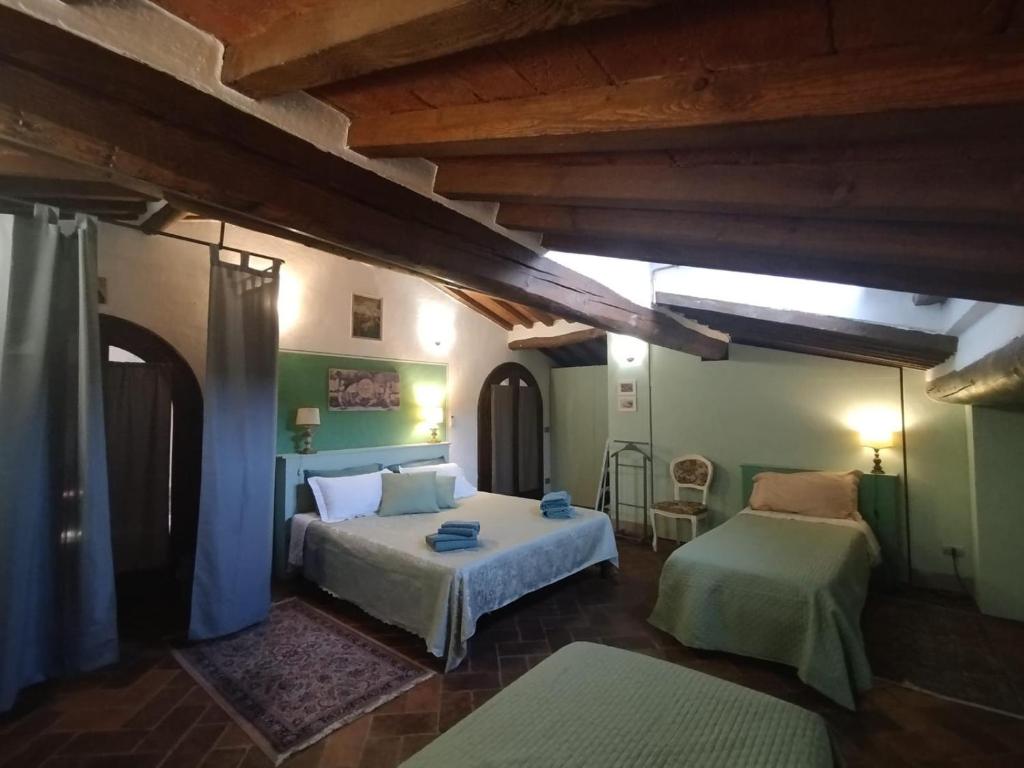 Agriturismo La Fenice في كاستيجليون فيورنتينو: غرفة نوم بها سريرين في الغرفة