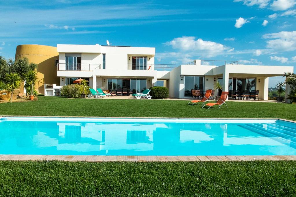 Villa con piscina frente a una casa en Amazing Windmillhouses, en Olhão
