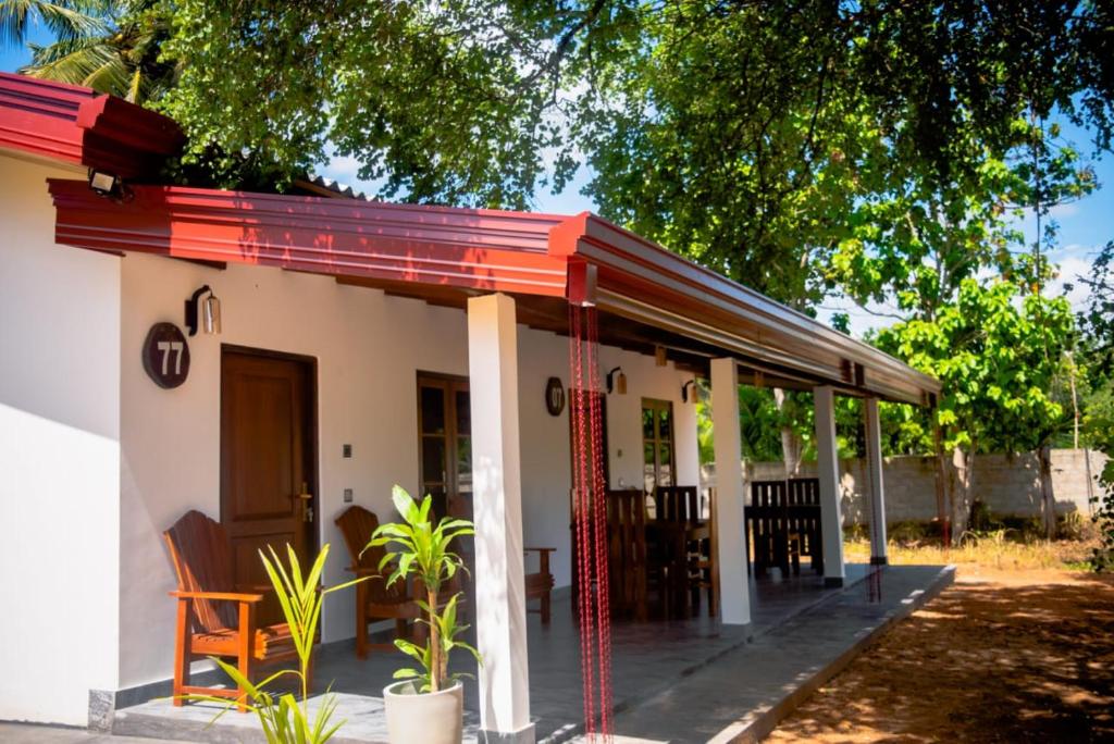 Wilpattu Wild Cottages في Nochchiyagama: منزل صغير بسقف احمر