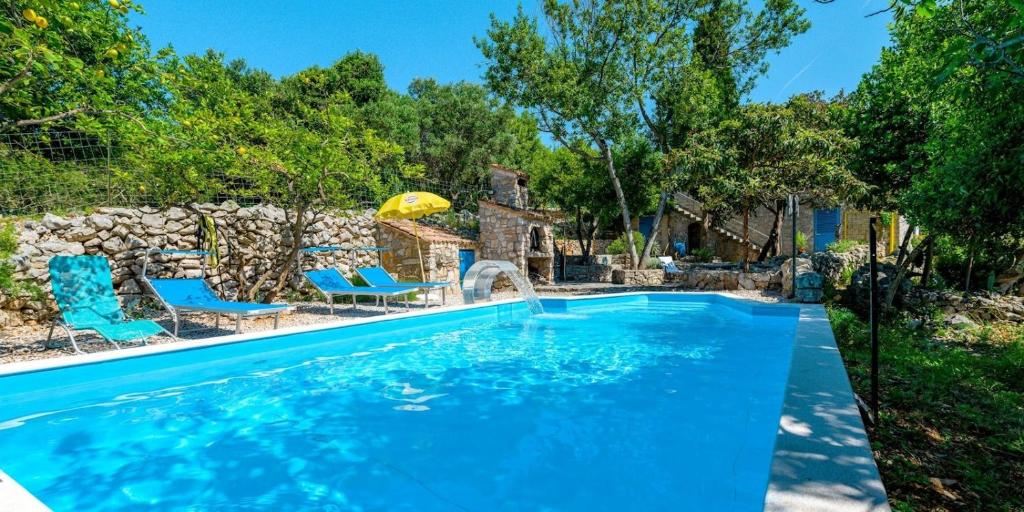 Swimmingpoolen hos eller tæt på Losinj haus with pool