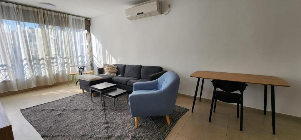 Et opholdsområde på Modern Family Apartment by IsrApart