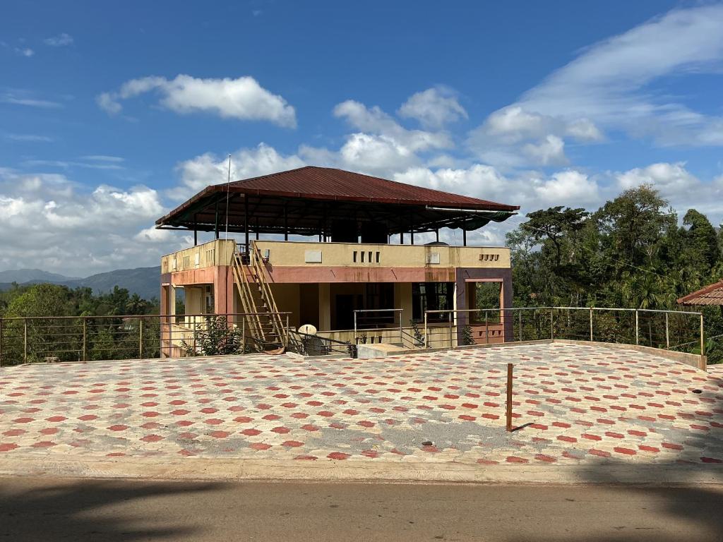 Το κτήριο όπου στεγάζεται  το δωμάτιο σε οικογενειακή κατοικία