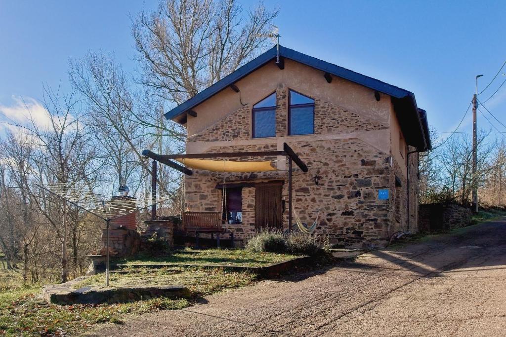 ein Gebäude mit einem Surfbrett auf der Seite in der Unterkunft Casa Rural Ucedo in Ucedo