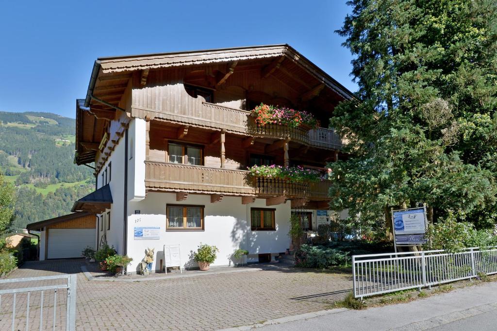 ein Gebäude mit Blumenkästen auf dem Balkon in der Unterkunft Ferienwohnung Hauser in Aschau