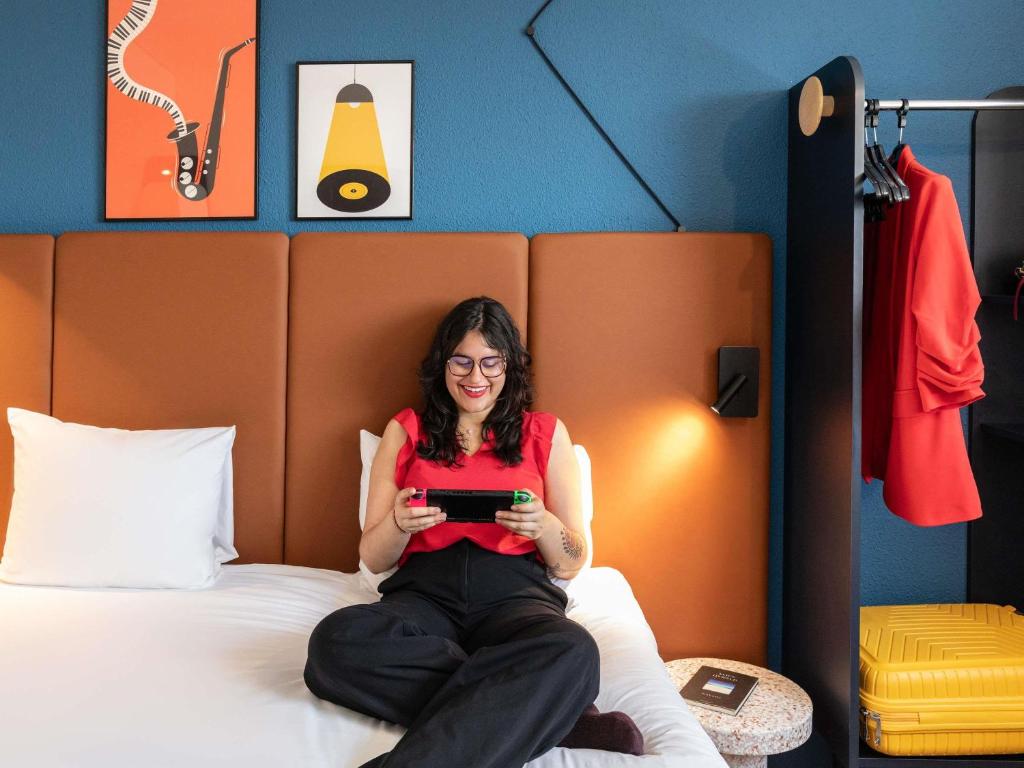 A bed or beds in a room at ibis Paris Porte de Montreuil