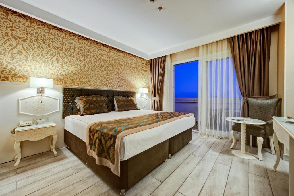 Кровать или кровати в номере Navona Otel Mersin
