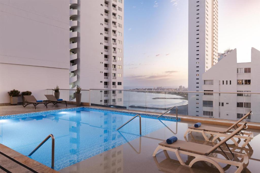 卡塔赫纳卡塔赫纳希尔顿汉普顿酒店的建筑物屋顶上的游泳池