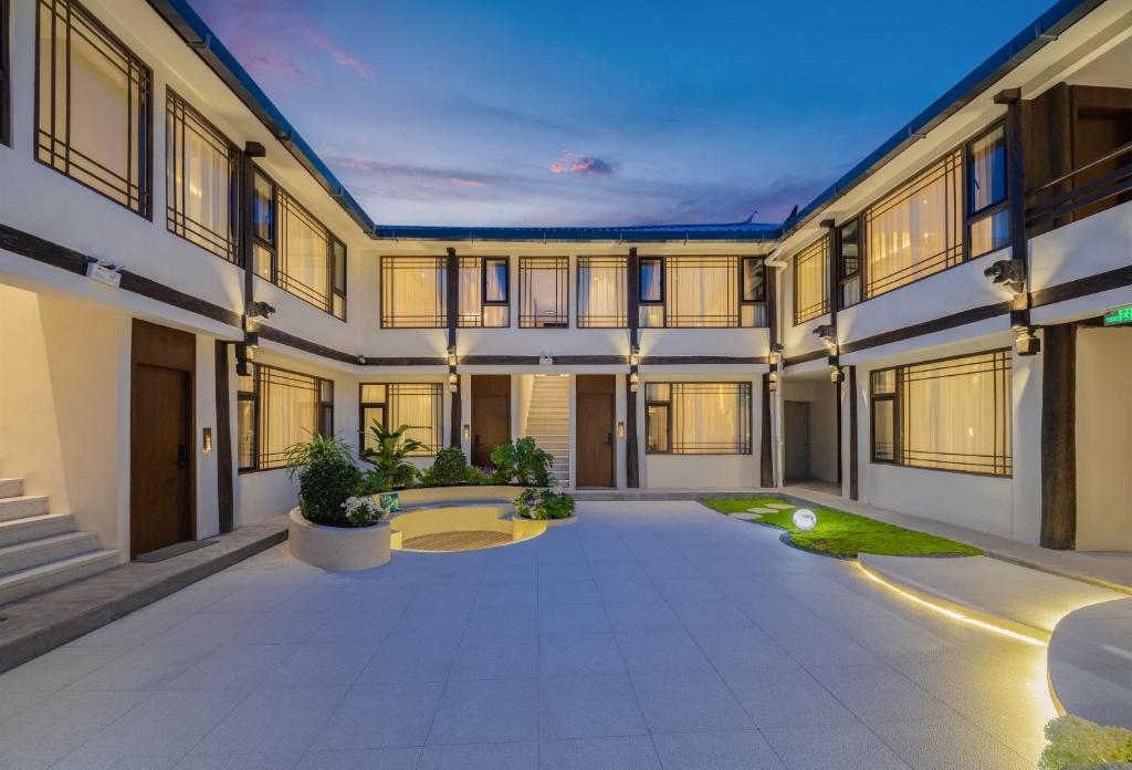 an exterior view of a building with a courtyard at Yijianju Garden Inn in Lijiang