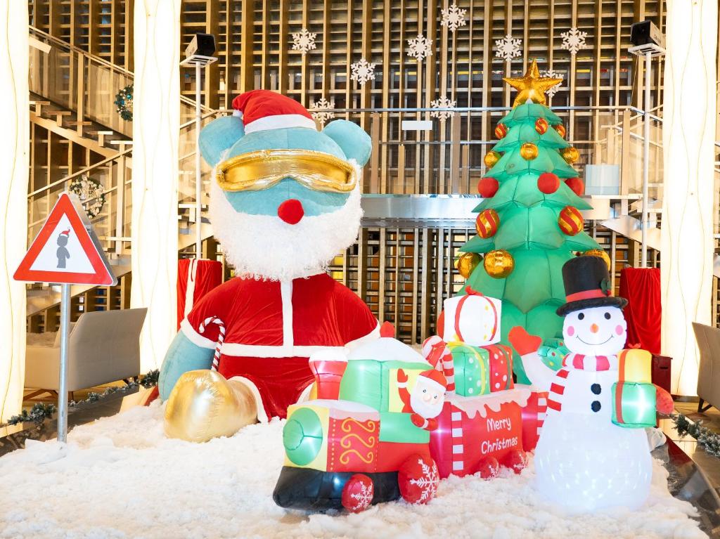 深セン市にあるJW Marriott Hotel Shenzhenのクリスマスツリーとサンタクロースの像