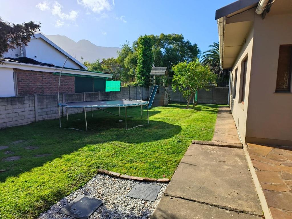 Κήπος έξω από το Family-Friendly House in George