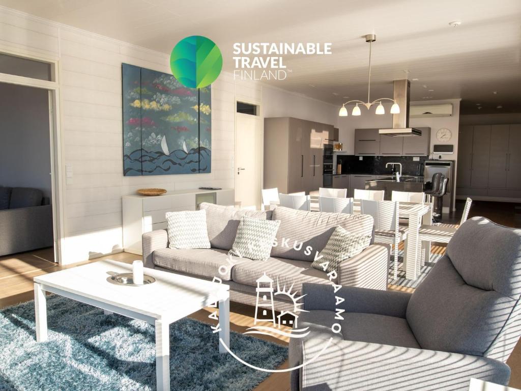 un soggiorno con un divano e un tavolo di Aurinkorinne 8 a Kalajoki