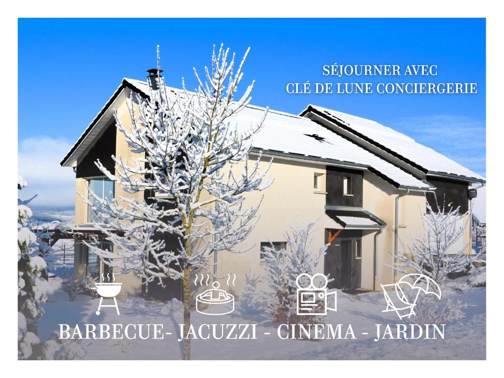 ein Haus im Schnee mit einem Baum in der Unterkunft Villa du Val d'Usiers in Bians-les-Usiers