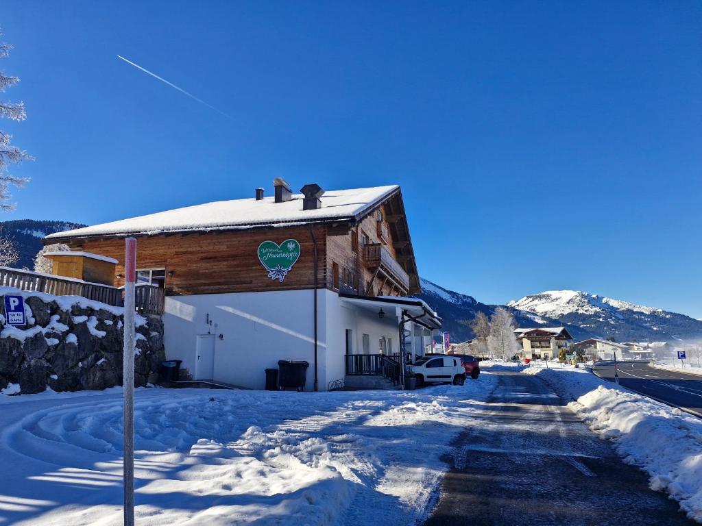 ein Gebäude mit einem in den Schnee gemalten Herz. in der Unterkunft Neunerköpfle in Tannheim