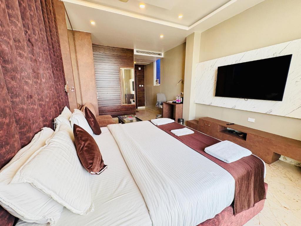 Μια τηλεόραση ή/και κέντρο ψυχαγωγίας στο Narmada Niwas