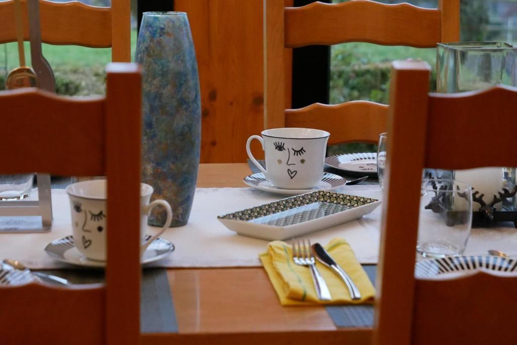a table with two coffee cups and a keyboard at Chambre Rambouillet, Au Domaine du Cerf in Vyans