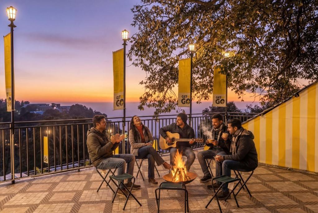 eine Gruppe von Menschen sitzt um ein Feuer herum in der Unterkunft The Hosteller Dalhousie in Dalhousie