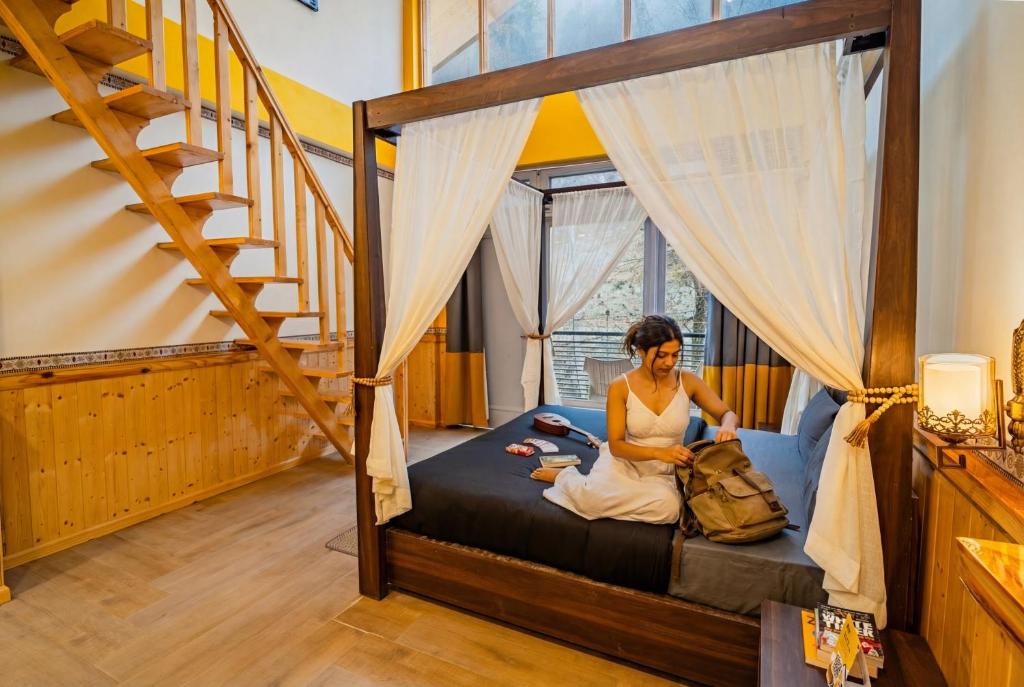 Ένα ή περισσότερα κρεβάτια σε δωμάτιο στο The Hosteller Jibhi