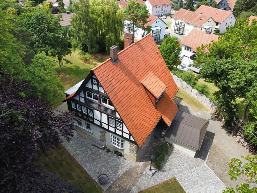 eine Aussicht auf ein Haus mit orangefarbenem Dach in der Unterkunft Villa Dankward in Bad Harzburg