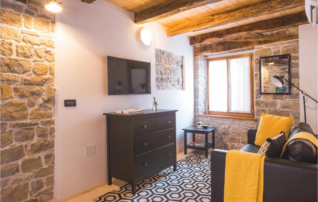 Μια τηλεόραση ή/και κέντρο ψυχαγωγίας στο Lovely Apartment In Oprtalj With Wifi