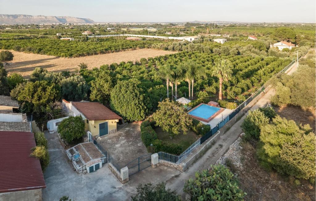 vista aerea su una tenuta con piscina di Stunning Home In Siracusa a Floridia