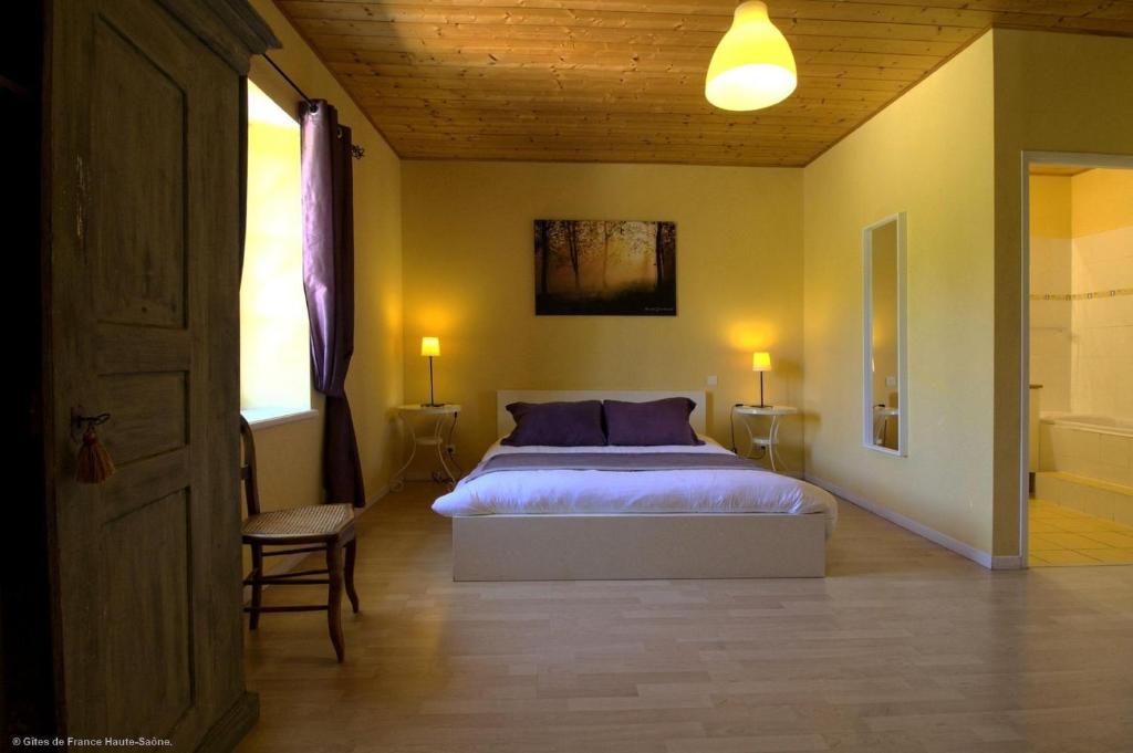 Ένα ή περισσότερα κρεβάτια σε δωμάτιο στο Chambre Bouton d'Or, Le Tilleul de Ray