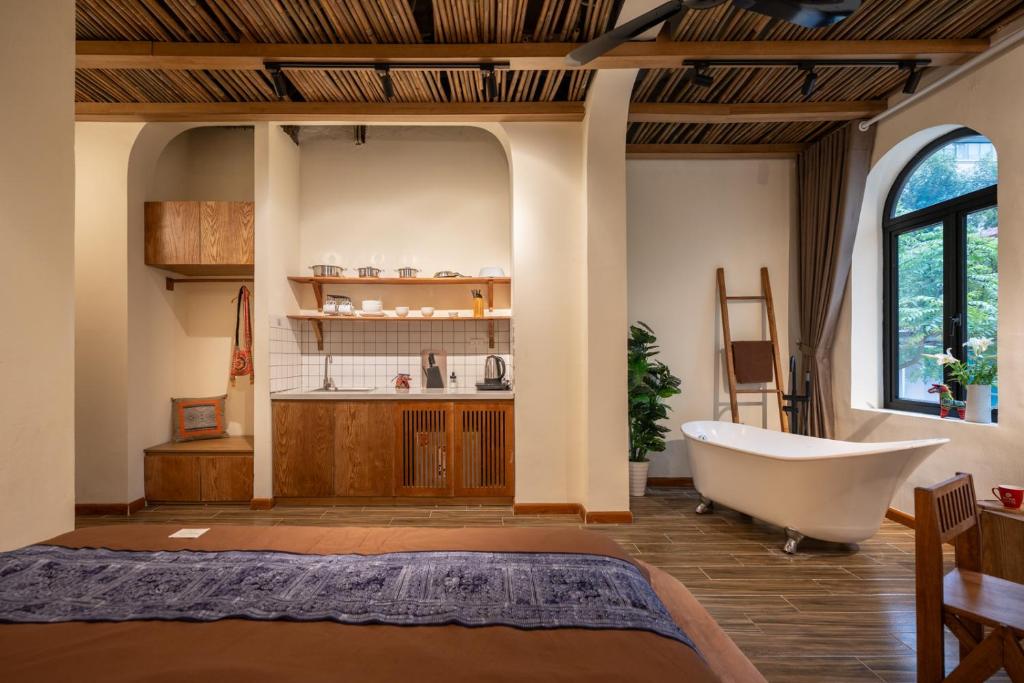 Ένα ή περισσότερα κρεβάτια σε δωμάτιο στο French Style Ancient Villa in Old Quarter