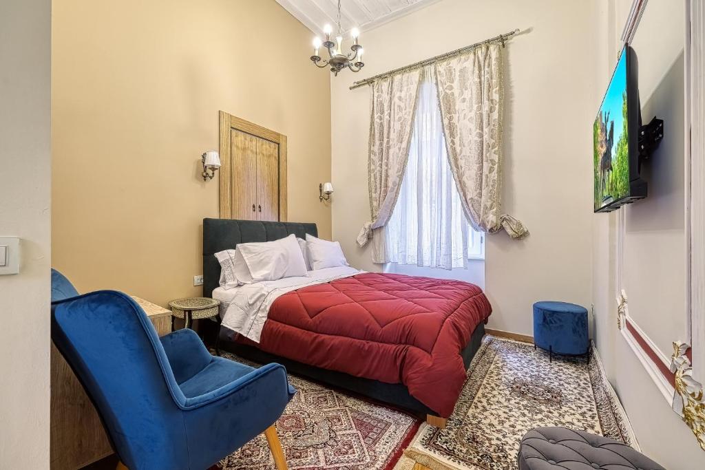 Theodoros Kolokotronis - Terpsichore في نافبليو: غرفة نوم بسرير احمر وكرسي ازرق