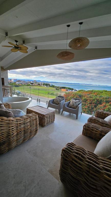 Χώρος καθιστικού στο Plumeria Beach House JBay