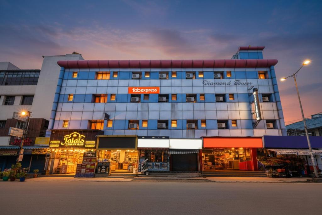 ein großes Gebäude mit vielen Fenstern in der Unterkunft Via Le Royal Inn in Chennai