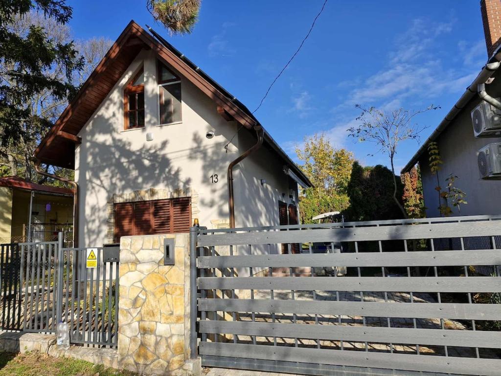 Το κτήριο όπου στεγάζεται  η παραθεριστική κατοικία