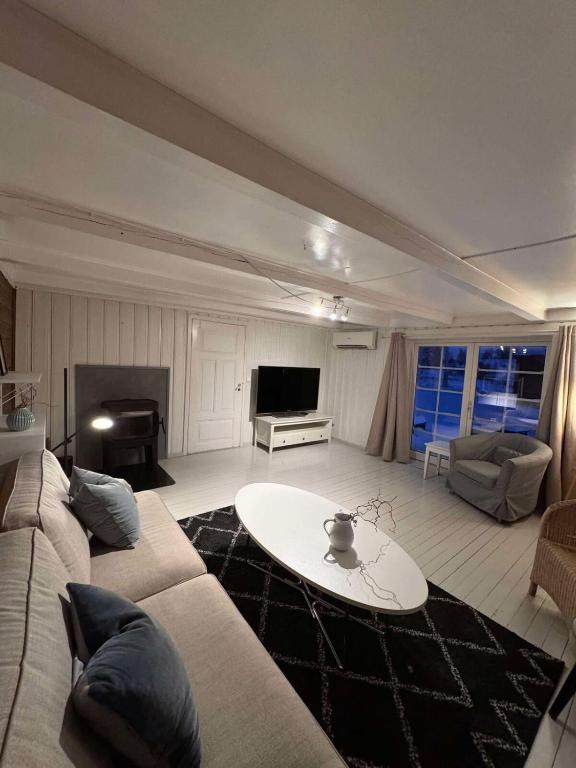 Et tv og/eller underholdning på Ett landlig hjem