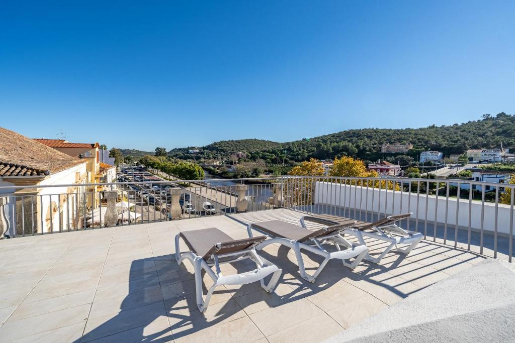 een terras met een tafel en stoelen op een balkon bij Apartamento Karolvaz V in Silves