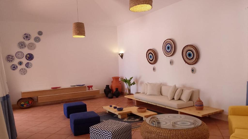 sala de estar con sofá y placas en la pared en Rooms and villas in Sheraton Sharm el Sheikh, en Sharm El Sheikh