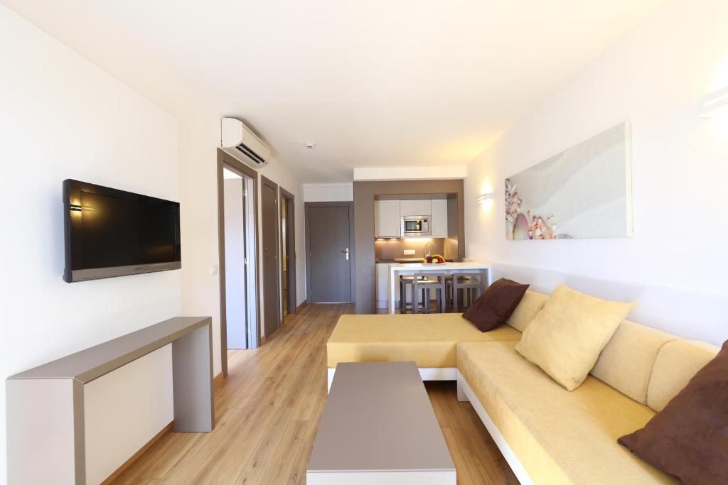 TV a/nebo společenská místnost v ubytování Apartamentos Jade - Adults Only