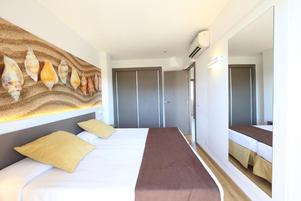 Postel nebo postele na pokoji v ubytování Apartamentos Jade - Adults Only