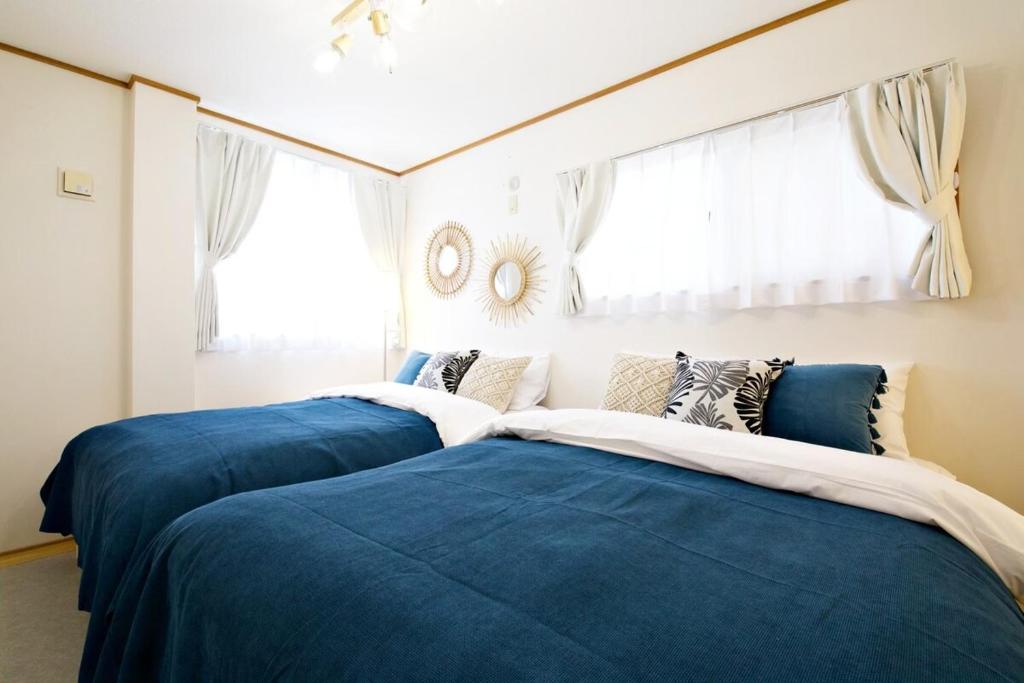 Postel nebo postele na pokoji v ubytování 壺屋戸建て Tsuboya House