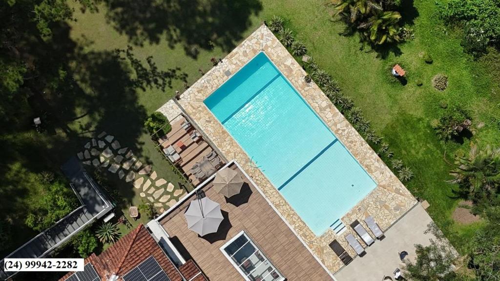 einen Blick über einen großen Pool in der Unterkunft Recanto de Moriá in Penedo