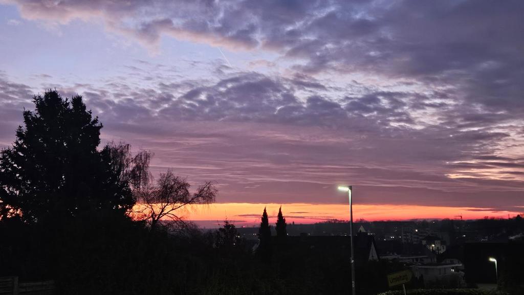 Solopgangen eller solnedgangen set fra lejligheden