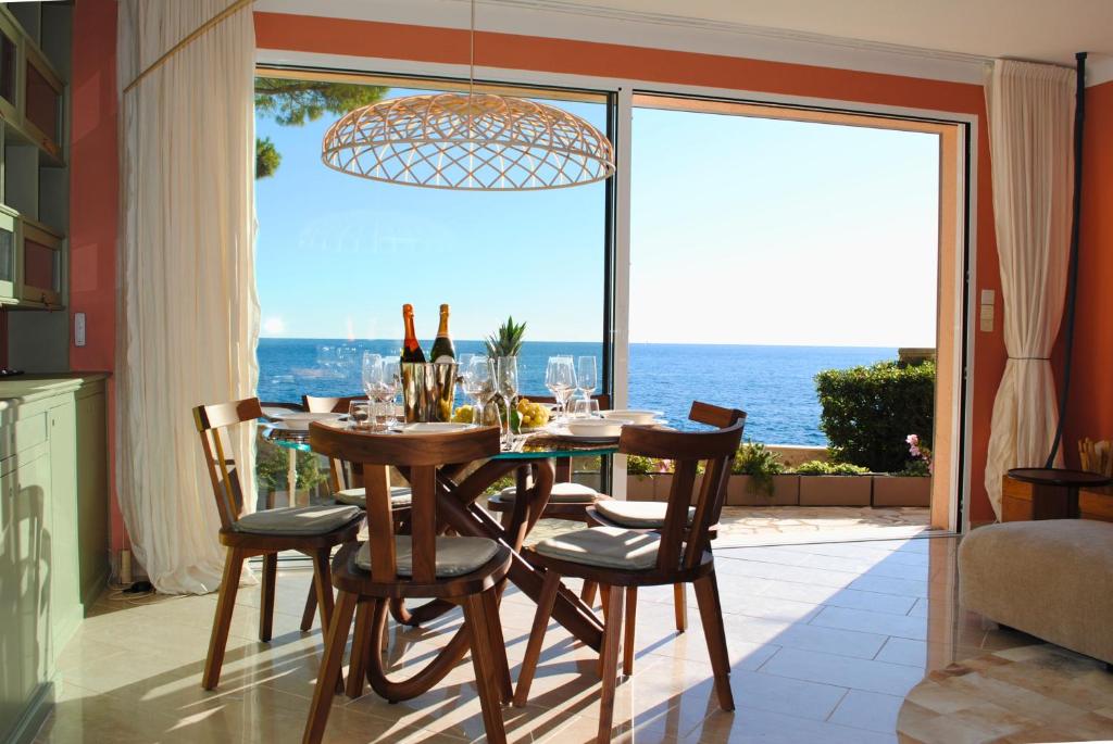 Villa Capdale Horizon with separate guest house في كاب دايل: غرفة طعام مع طاولة مطلة على المحيط