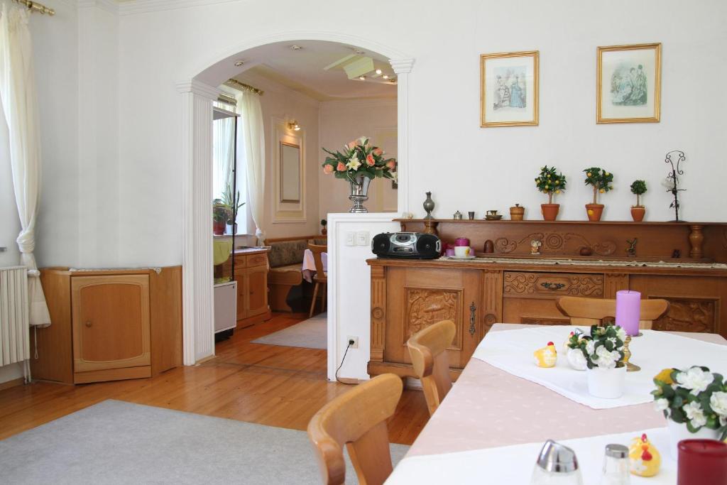 Afbeelding uit fotogalerij van Romantic-Pension Albrecht - since 1901 in Hohenschwangau