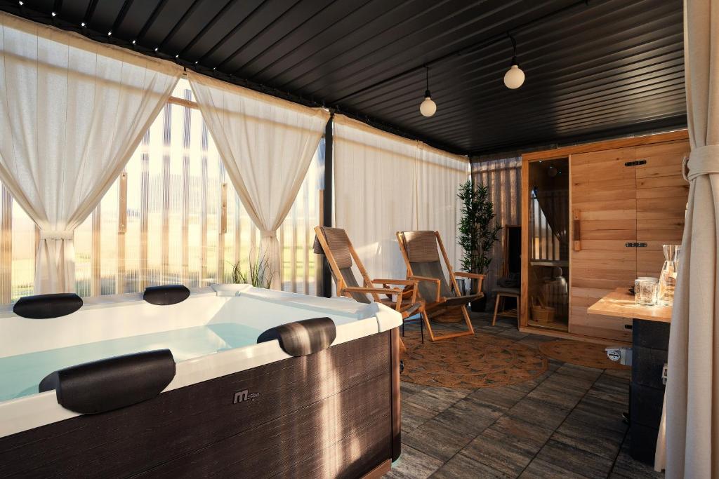 Zimmer mit Badewanne in der Unterkunft Glamping Happiness - Natural Pool & Wellness in Ribnica