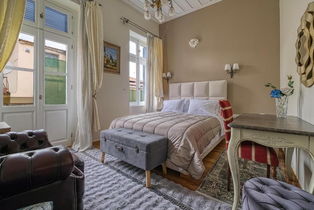 Theodoros Kolokotronis - Andromeda في نافبليو: غرفة نوم بها سرير وأريكة