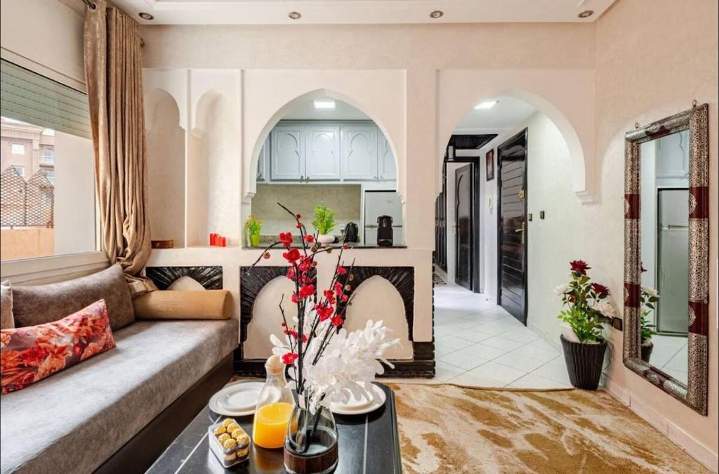 a living room with a couch and a table at Cocon Chic et Élégant Quartier Hivernage in Marrakech