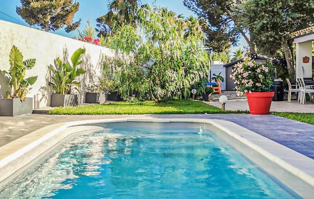 Swimmingpoolen hos eller tæt på Awesome Home In Six-Fours-Les-Plages