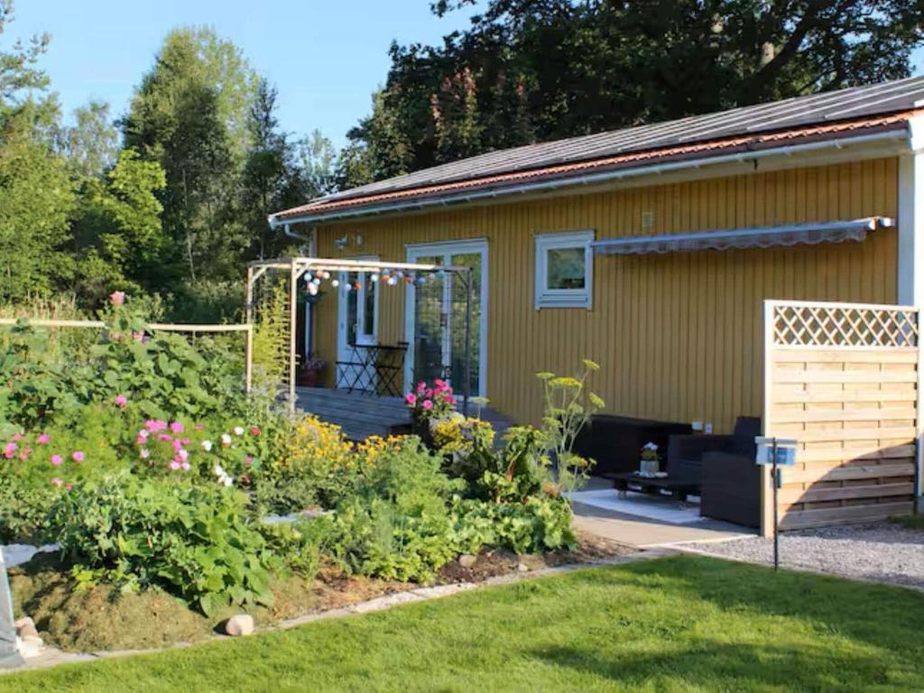 una casa con un jardín delante de ella en 4 person holiday home in LUR, en Lur