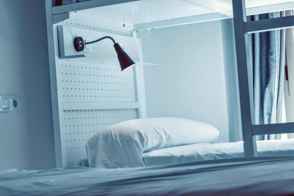 Postel nebo postele na pokoji v ubytování Feel Hostels Soho Malaga