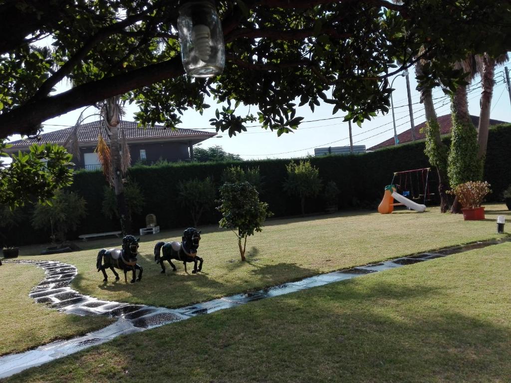 坎瓦多斯的住宿－Casa De Grande，两匹马的雕像站在院子中
